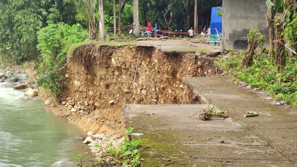 Badan jalan terban mengakibatkan lebih dari 30 KK terisolir dan akses ke SDN 22 Koto Lalang Padang terputus saat banjir Kamis 7 Maret 2024. (Foto: Yuhefizar)