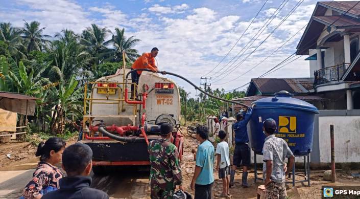 Pengisian air bersih ke hidran umum di Pasar Minggu Nagari Duku Utara, Duku, Koto XI Tarusan, Selasa (12/3).