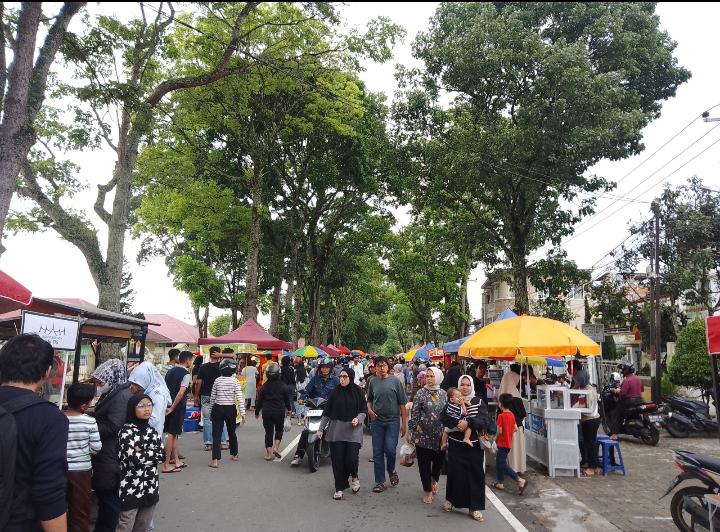 Pasar Pabukoan Belakang Balok ramai pengunjung, Selasa (12/3).(Rian Afdol/Padang Ekspres)