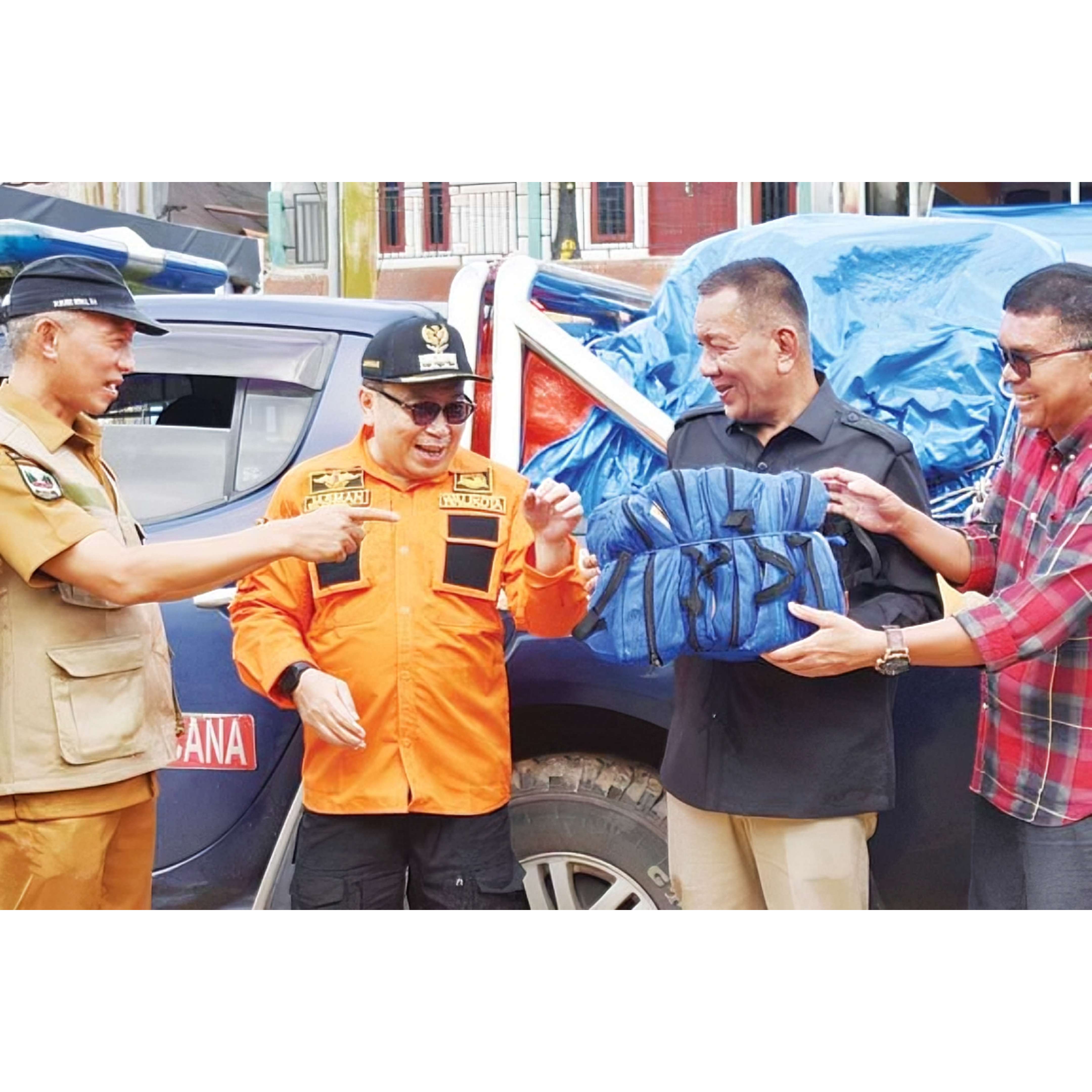 PEDULI: Pj Wali Kota Payakumbuh Jasman menyerahkan bantuan kebencanaan kepada korban banjir dan longsor di Kabupaten Pesisir Selatan. Bantuan diterima langsung oleh Bupati Pessel.(DISKOMINFO/PADEK)