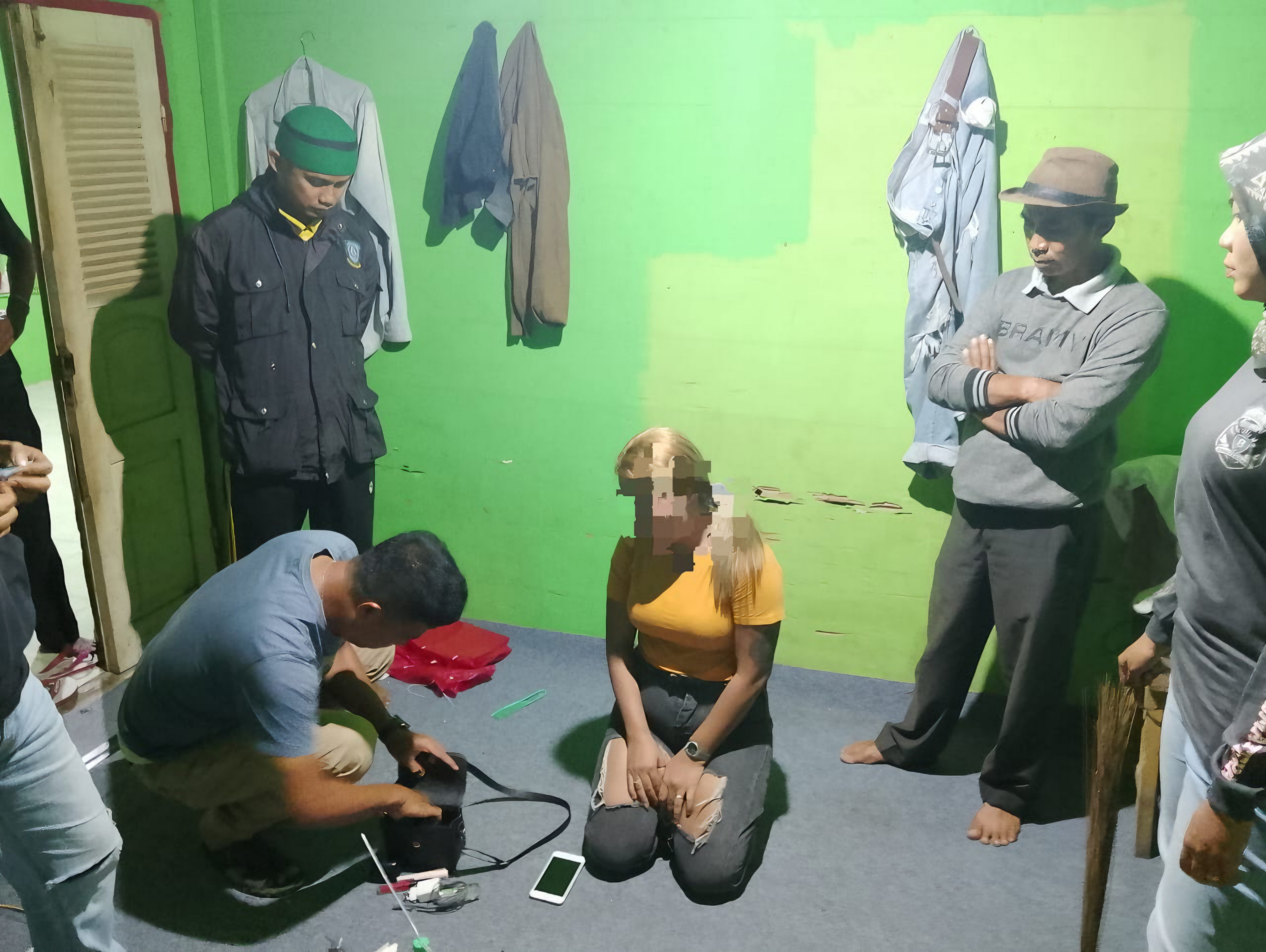 TERTANGKAP: Tim opsnal Satresnarkoba Polres Agam menggeledah kontrakan W, di Kampuang Tanjung, Jorong II Garagahan, Lubukbasung, dinihari kemarin.(HUMAS POLRES AGAM FOR PADEK)