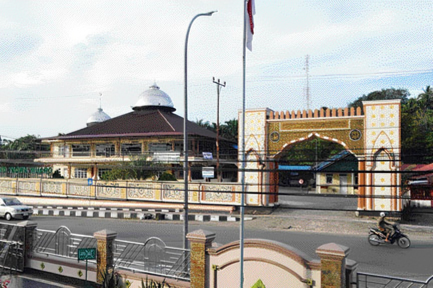 TERUS DIKEMBANGKAN: Masjid Taqwa Muarosijunjung berlokasi di Jalan Jalan M Yamin yang merupakan jalan protokol di Kabupaten Sijunjung.(YULICEF ANTHONY/PADEK)