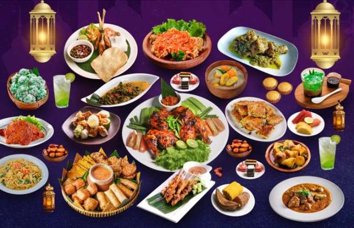Hidangan prasmanan berbuka puasa yang lengkap, dengan cita rasa khas Indonesia dan Minang, siap memanjakan lidah para tamu Hotel Mercure Padang.