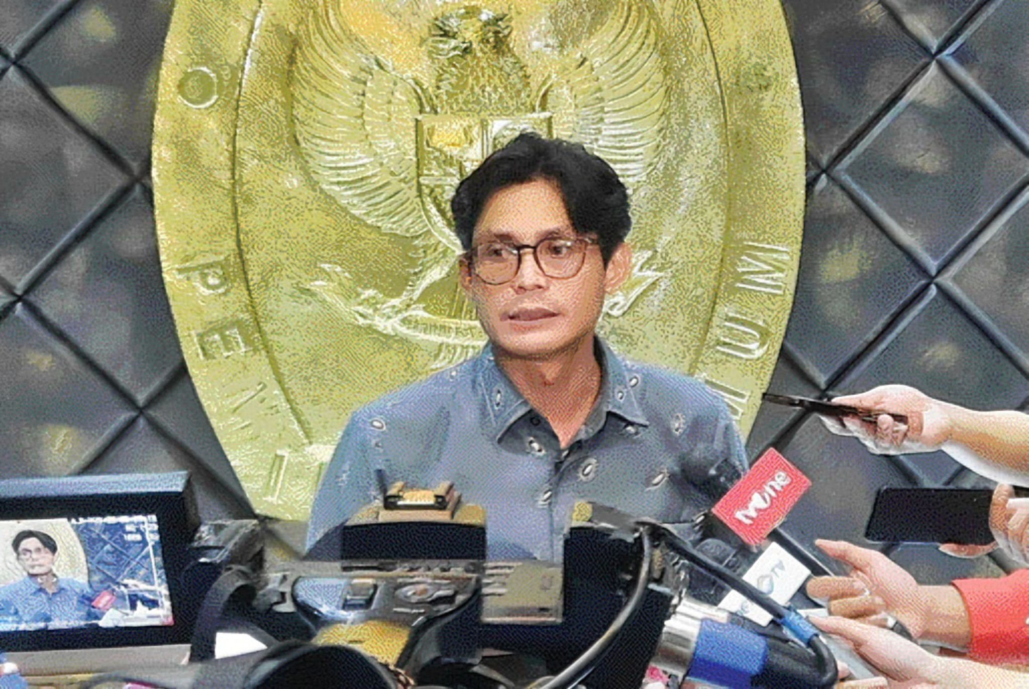 DIWAWANCARAI: Anggota KPU RI August Mellaz memastikan pihaknya siap menjawab seluruh pertanyaan tentang dugaan kecurangan Pemilu 2024, saat memberikan keterangan pers, kemarin.(JAWA POS)