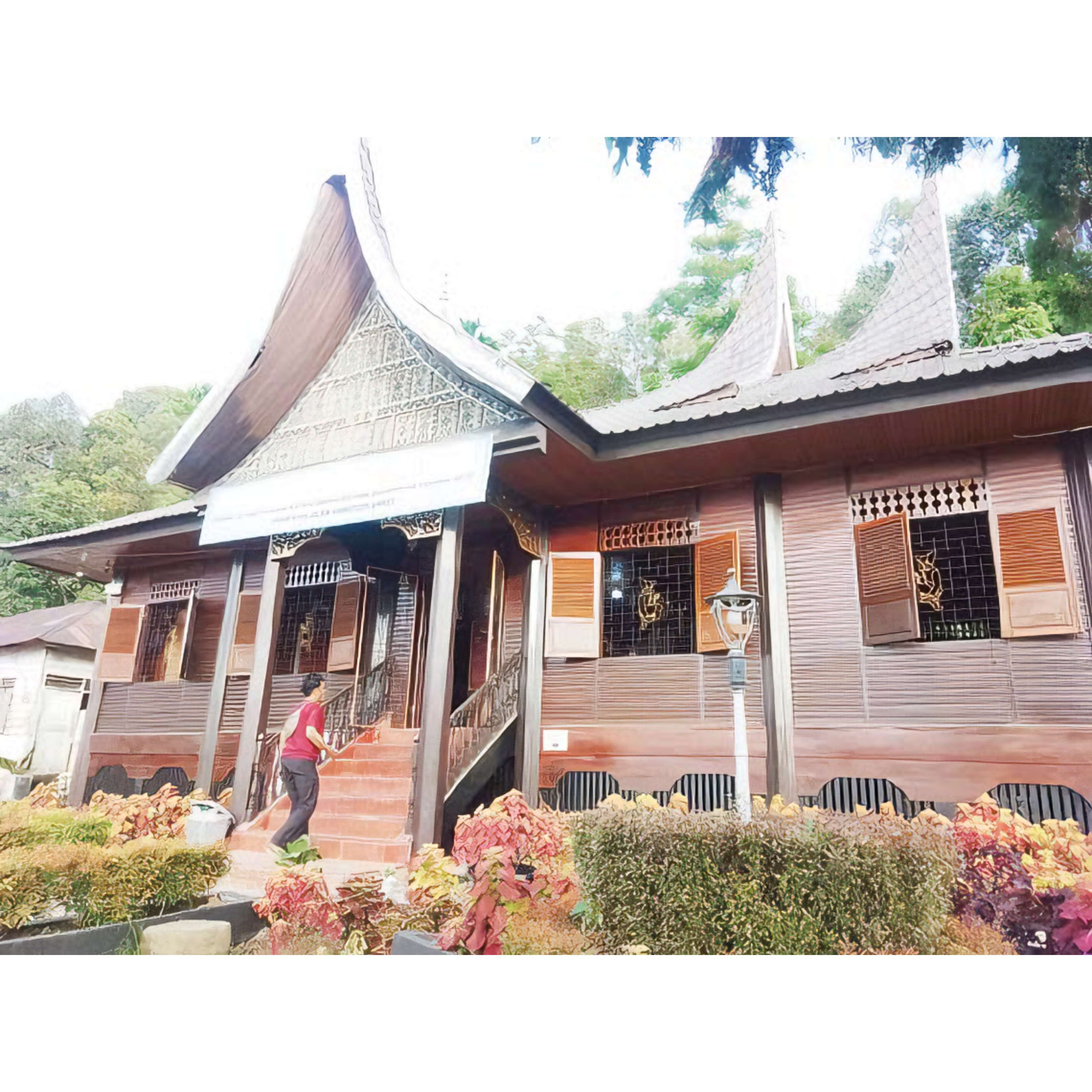 SEORANG pengunjung memasuki Museum Rumah Kelahiran Buya Hamka.(RIAN AFDOL/PADEK)