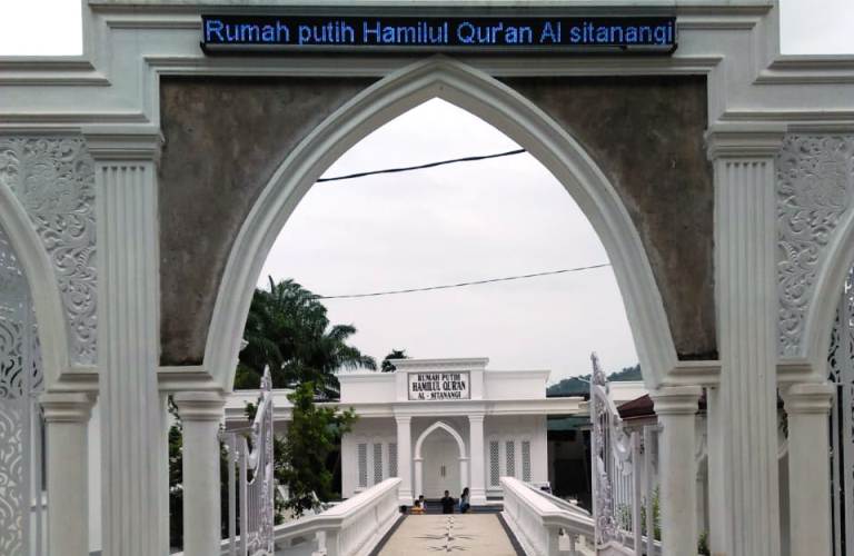 ondok Pesantren Rumah Putih menawarkan program unggulan dalam tahfidz Al-Quran, Bahasa Arab, serta Bahtsul Kutub.