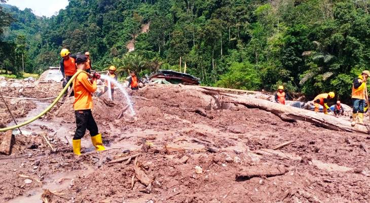 Tim Basarnas terus berupaya mencari korban yang tertimbun material banjir bandang di sekitar Kampung Ampalu, Nagari Gantiang Mudiak Selatan, Kecamatan Sutera.