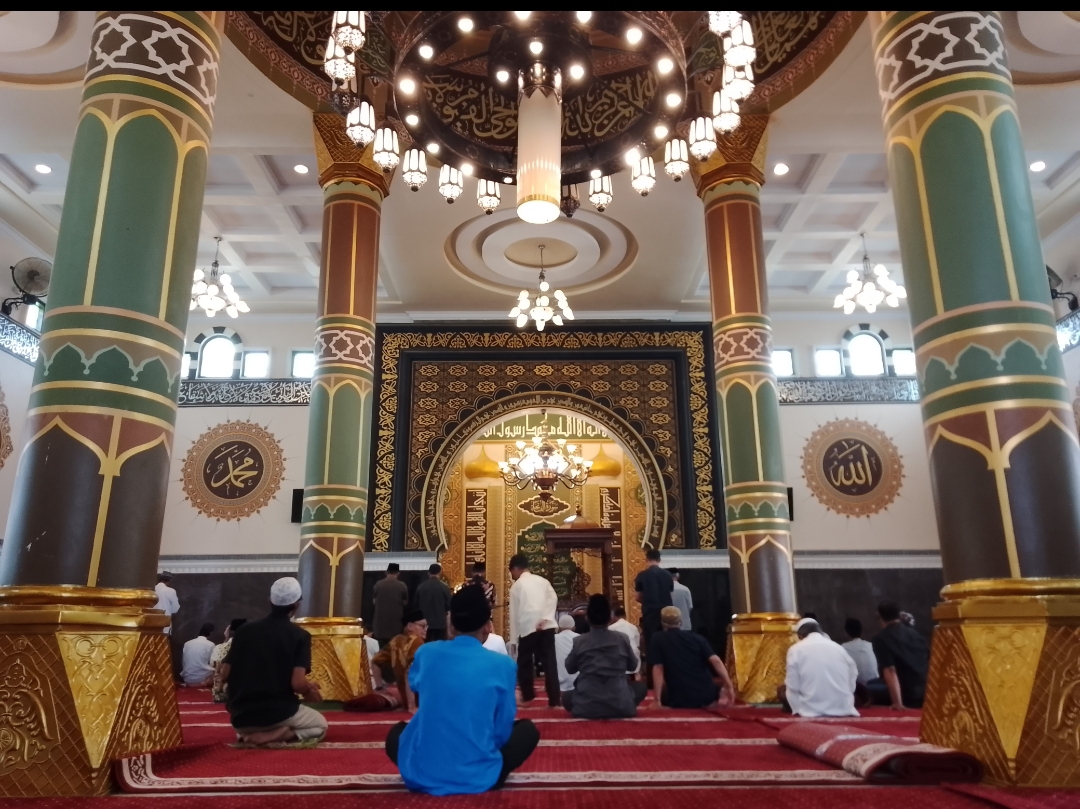 Mengusung arsitektur dengan nuansa Masjid Nabawi, Masjid Raudhatul Jannah berdiri megah dan indah di Bukittinggi. (Foto: Rian Afdol/ Padek)