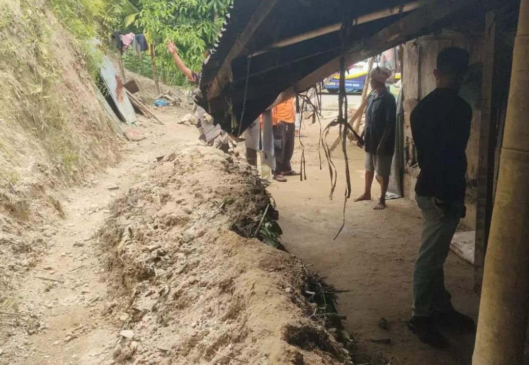 Longsor di Padangpariaman menimbun satu unit rumah warga dan menyebabkan kerusakan pada bagian dapur. (Foto: FB BPBD Padangpariaman)