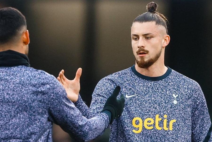 Radu Dragusin diperkirakan bakal  memulai debutnya saat Spurs melawan Fulham karena absennya Micky van de Ven yang cedera. (Foto: Ssy Sport)