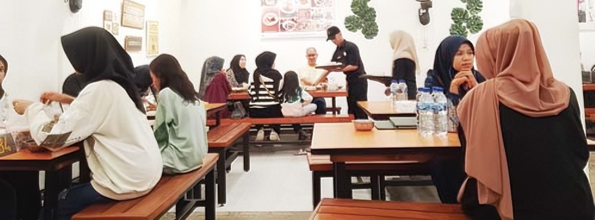 RAMAI PENGUNJUNG: Kadai Upiak Banun salah satu pilihan lokasi berbuka puasa di Kota Bukittinggi, Minggu (17/3).(RIAN AFDOL/PADEK)