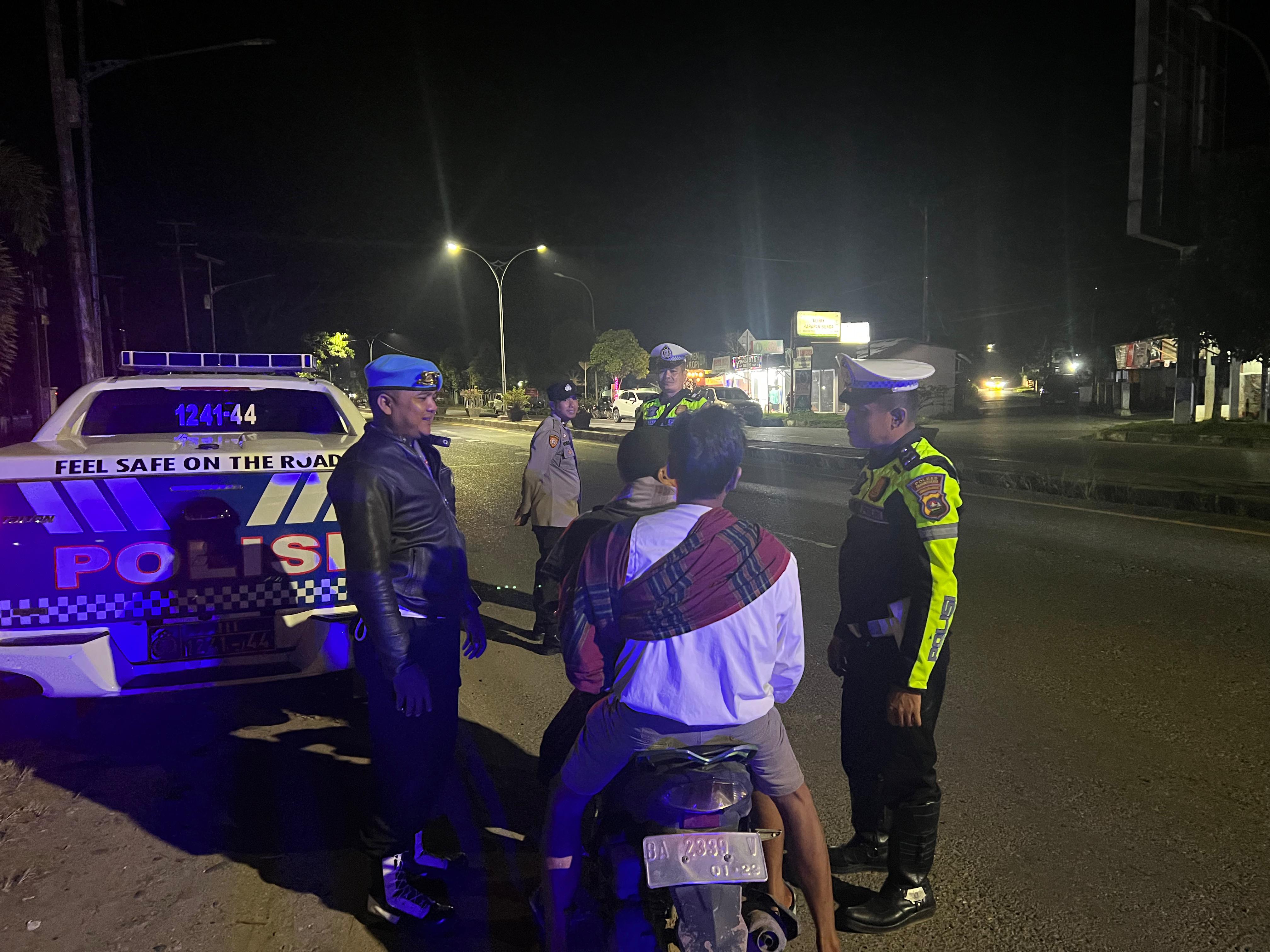 BERI ARAHAN: Personel Polres Dharmasraya patroli malam untuk antisipasi balap liar selama Ramadhan, Sabtu malam.(HUMAS POLRES DHARMASRAYA UNTUK PADEK)