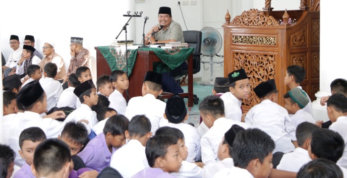 Sekretaris Daerah Kota Pariaman, Yota Balad membuka pesantren ini secara resmi di Masjid Raya Simpang, Desa Simpang, Kecamatan Pariaman Selatan, Senin (18/3/2024).