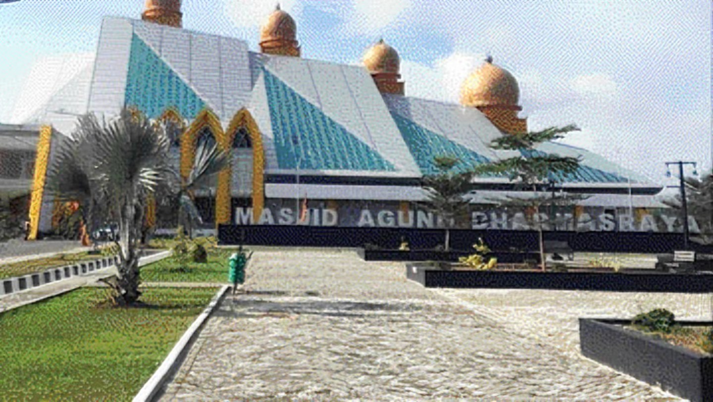 MEGAH DAN UNIK: Masjid Agung Dharmasraya berdiri megah di Jalan Lintas Sumatera (Jalinsum) Nagari Gunung Kecamatan Sitiung, Kabupaten Dharmasraya. (DOK DINAS KOMINFO DHARMASRAYA)