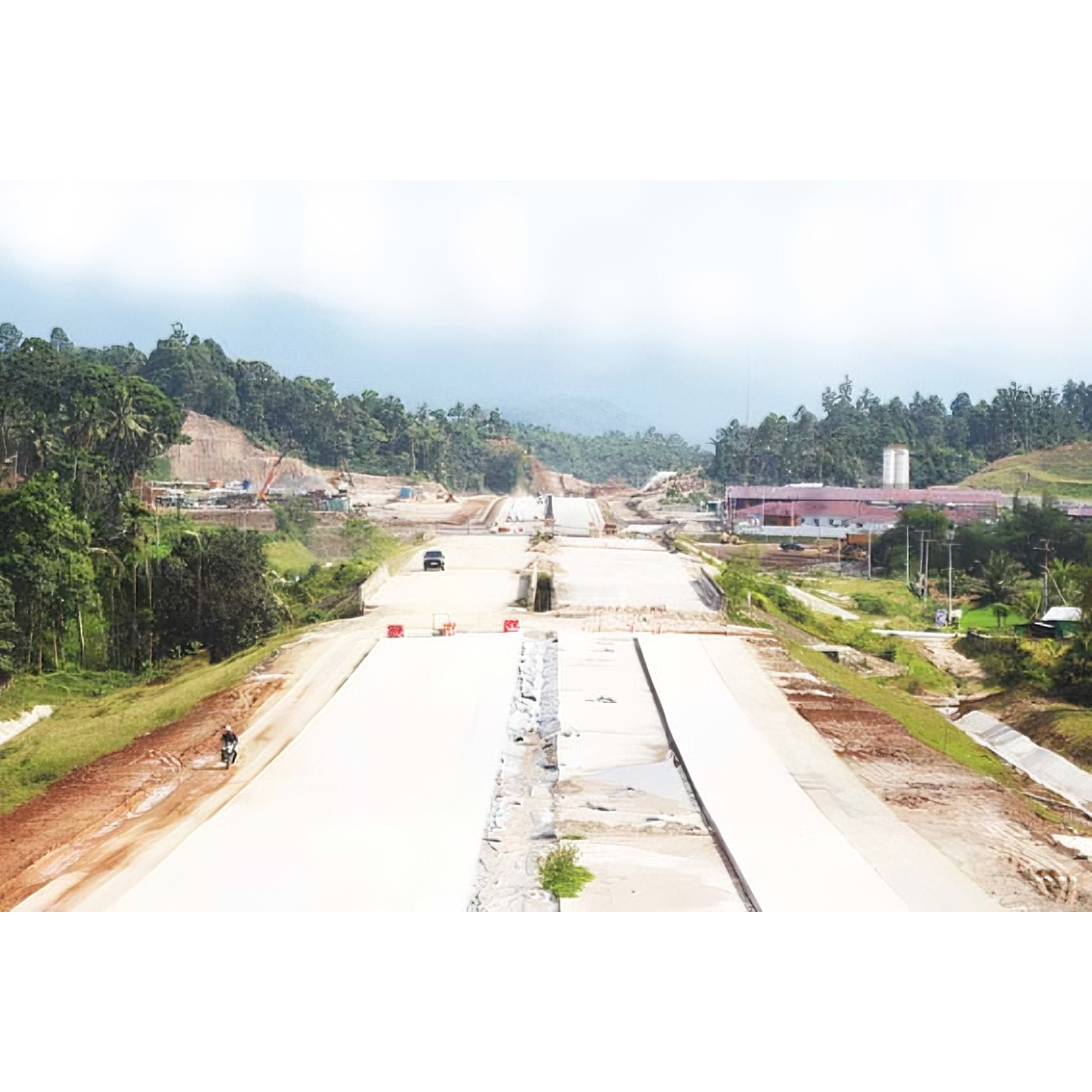 DIKEBUT: Salah satu ruas Tol Padang-Pekanbaru Seksi Padang- Sicincin di Nagari Parikmalintang yang progresnya tampak sudah sangat sangat signifikan. Ruas ini dekat dengan rest area.(ARIS PADEK)