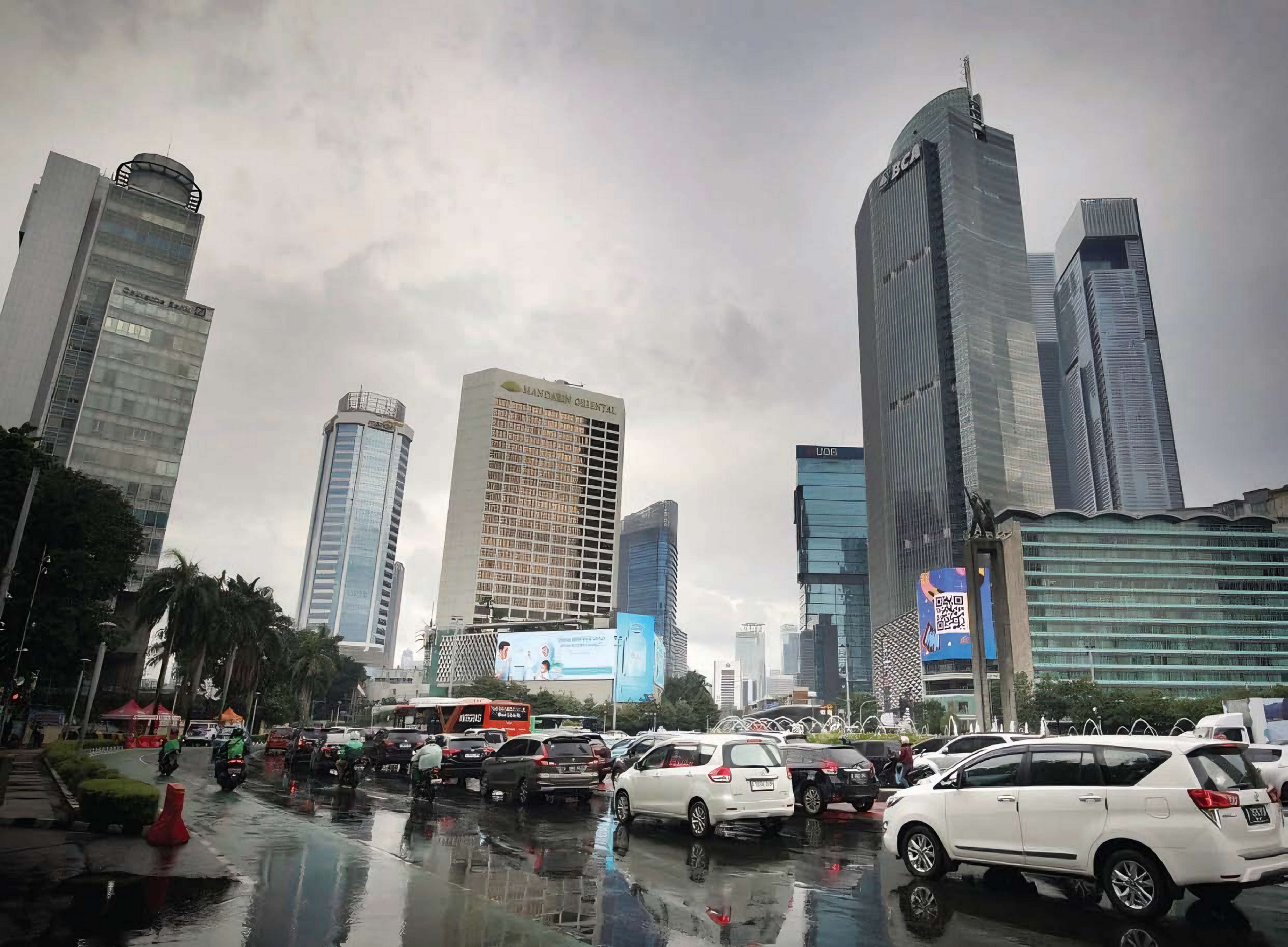 ATURAN BARU: Kondisi Kota Jakarta yang begitu ramai kemarin sore. Ibu kota Indonesia ini bakal menjalani Pilkada satu putaran tahun ini.(JAWA POS)