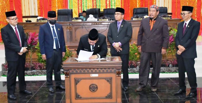 Pengesahan DOB Kabupaten Agam ditandai penandatanganan kesepakatan bersama antara Pimpinan DPRD dan Bupati Agam Andri Warman.