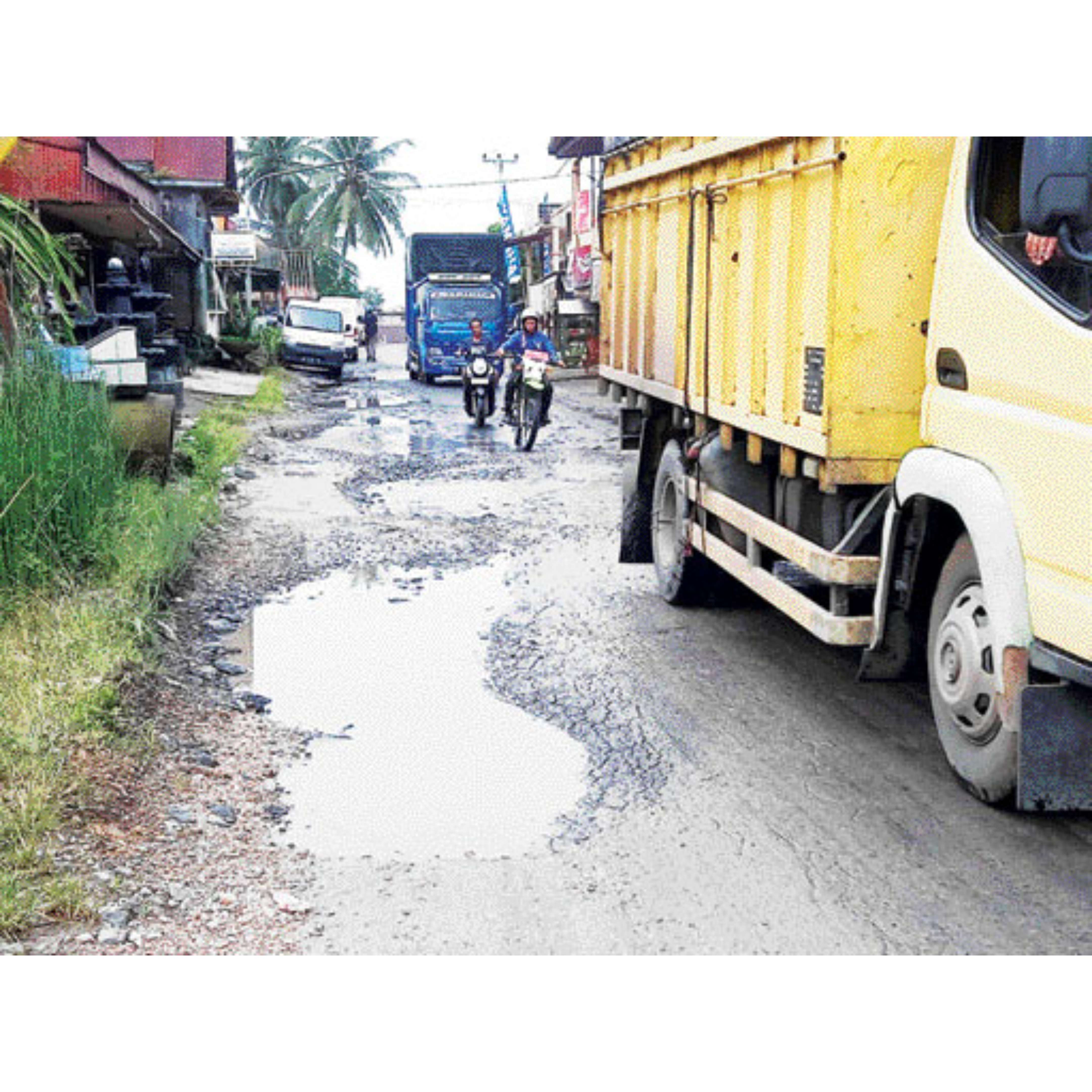 RUSAK PARAH: Ruas jalan Payakumbuh-Lintau di Nagari Labuahgunuang, Kecamatan Lareh Sago Halaban terlihat rusak, kemarin.(ARFIDEL ILHAM/PADEK)