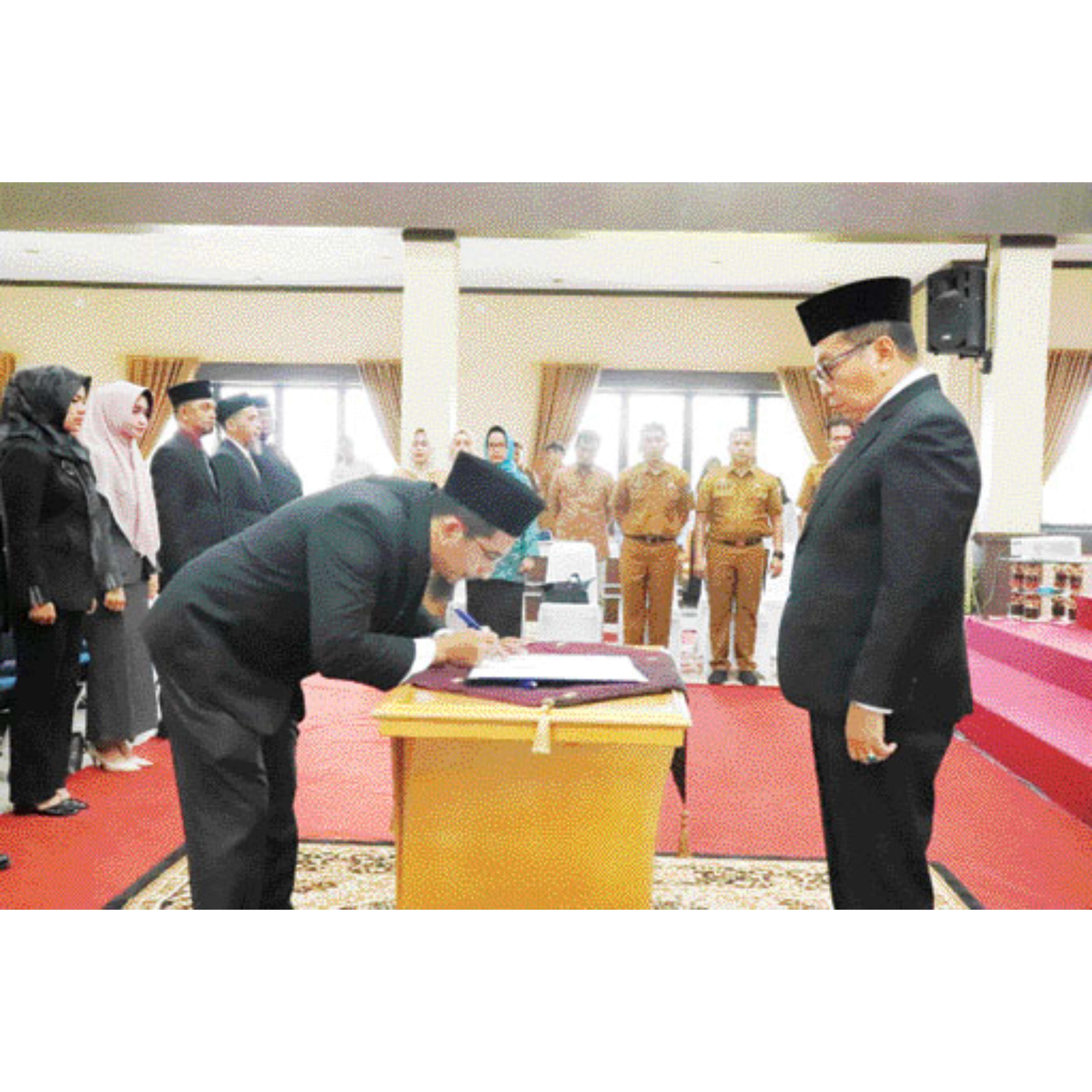 PENYEGARAN: Pelantikan Dirum PAM Tigo Payakumbuh dan sejumlah pejabat di lingkungan Pemkab Limapuluh Kota oleh Pj Wako Payakumbuh, Jasman, Senin (18/3).(DISKOMINFO UNTUK PADEK)