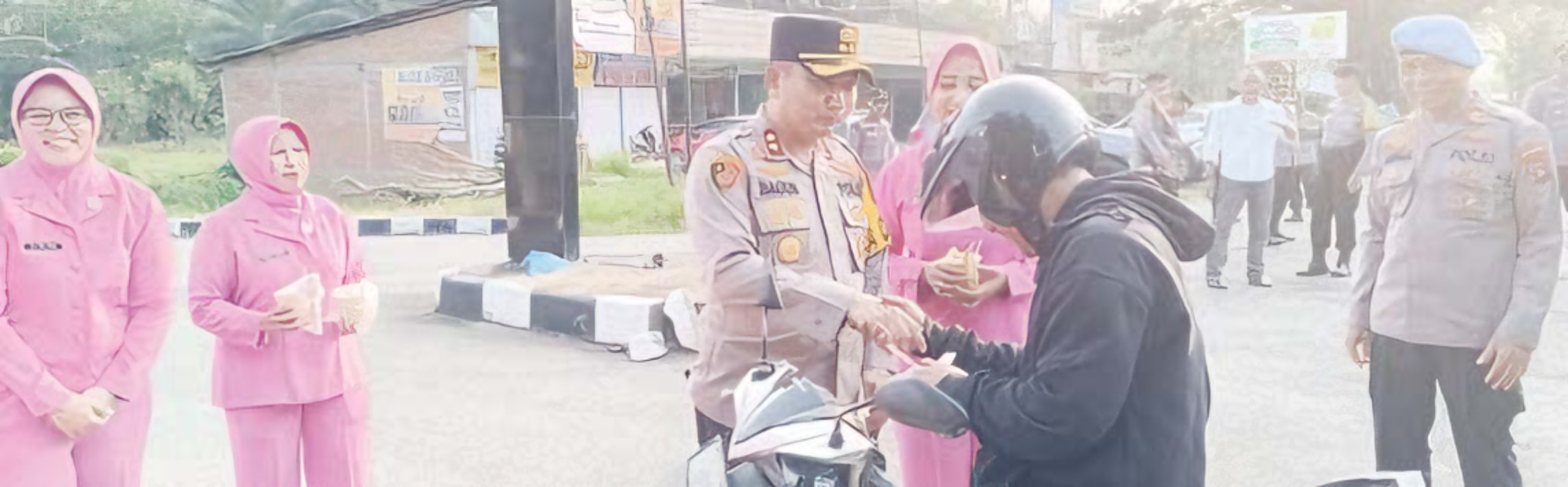 BERKAH RAMADHAN: Kapolres Dharmasraya AKBP Bagus Ikhwan didampingi istri dan jajaran saat berbagi takjil di depan Polres Dharmasraya Gunung Medan, kemarin sore.(POLRES DHARMASRAYA)