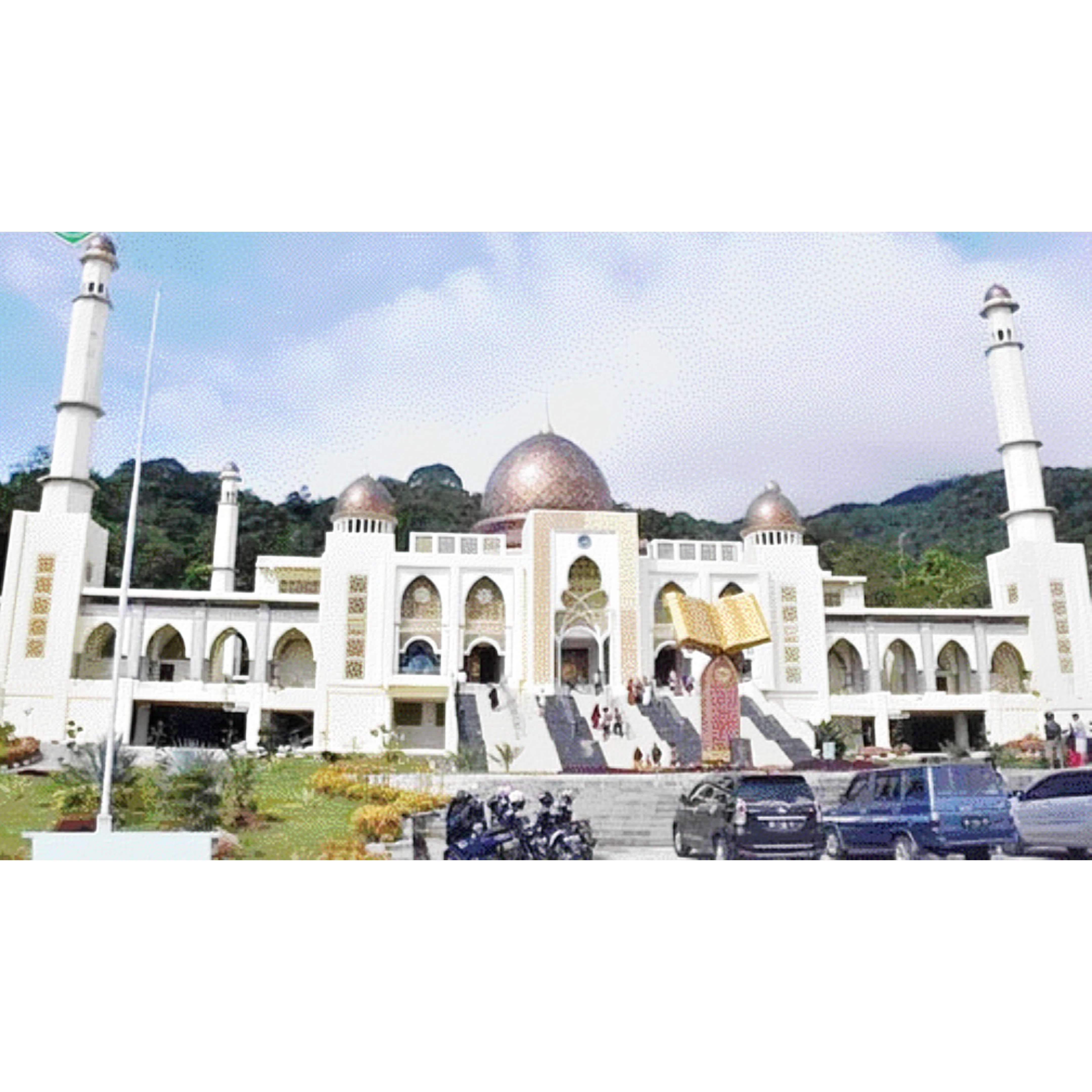 MEGAH DAN KOKOH: Masjid Agung Manarul &rsquo;Ilmi di komplek Islamic Center Padangpanjang berdiri pada kemiringan perbukitan di Selatan kota berjuluk Serambi Mekkah itu (YUWARDI/PADEK)