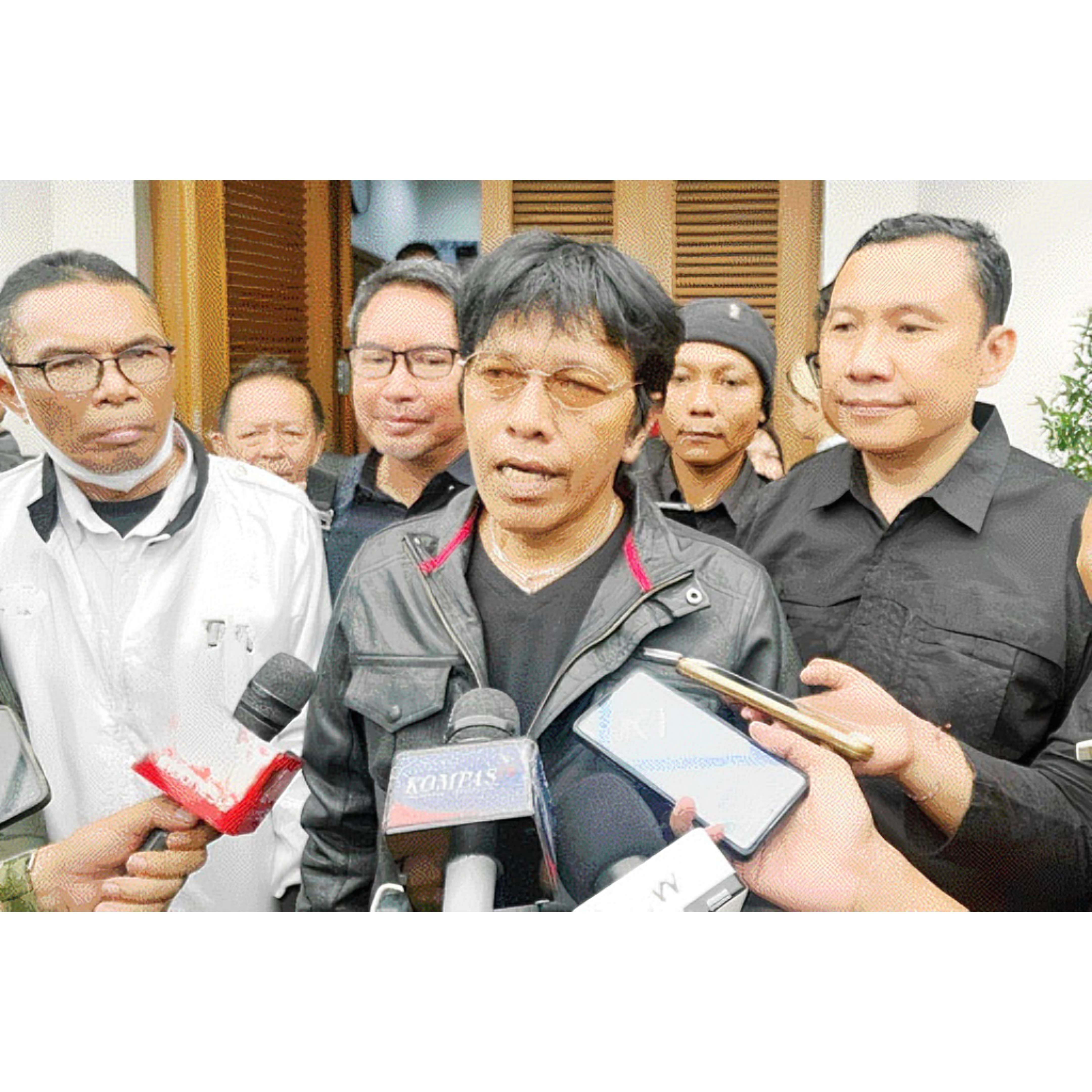 BAHAS HAK ANGKET: Anggota DPR Fraksi PDIP Adian Napitupulu saat ditanyai media di Rumah Aspirasi, Jakarta, beberapa waktu lalu.(JAWA POS)