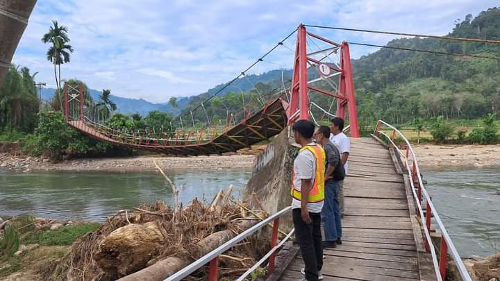 Kondisi jembatan Gantung Koto Rawang di Kecamatan IV Jurai pasca bencana banjir. (dok Eka)