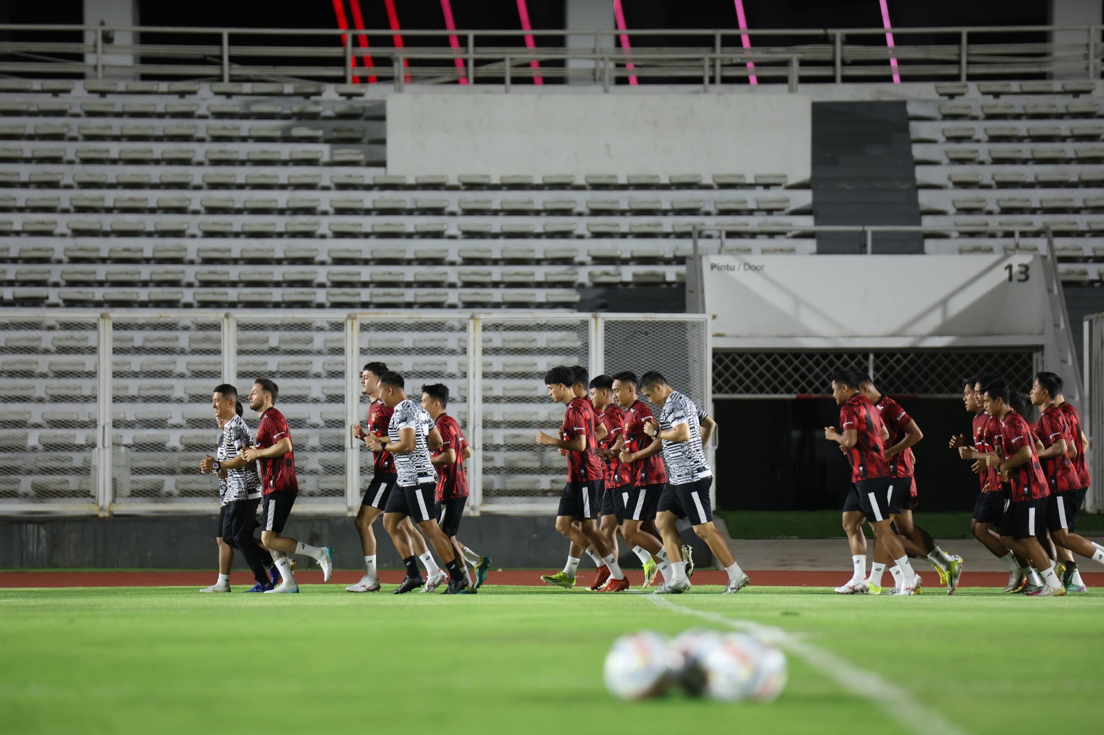 Timnas Indonesia latihan untuk persiapan menjamu Vietnam di Stadion Utama Gelora Bung Karno, Jakarta, pada Kamis (21/3).