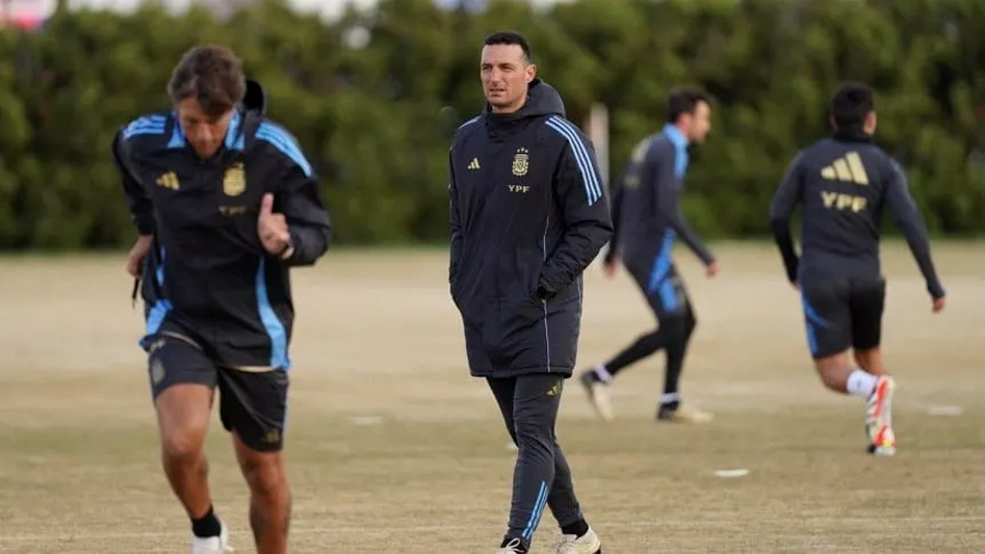 Pelatih Argentina Lionel Scaloni menganalisis dua skema dan memikirkan bagaimana membangun kembali serangan tanpa Lionel Messi saat tanding persahabatan Argentina melawan El Savador.(Foto: Tyc Sports)