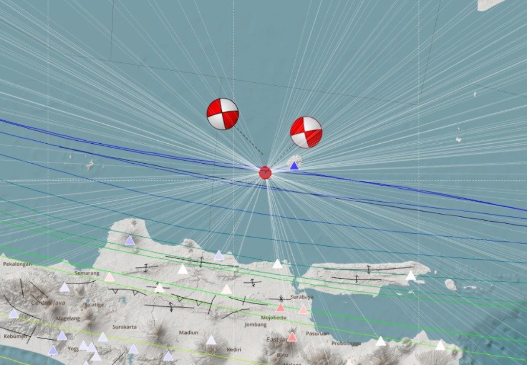 Gempa M6,5 terjadi pukul 15.52.58 WIB berpusat di laut 114 Km arah Timur Laut Tuban dengan kedalaman 12 km. (Peta: BMKG)