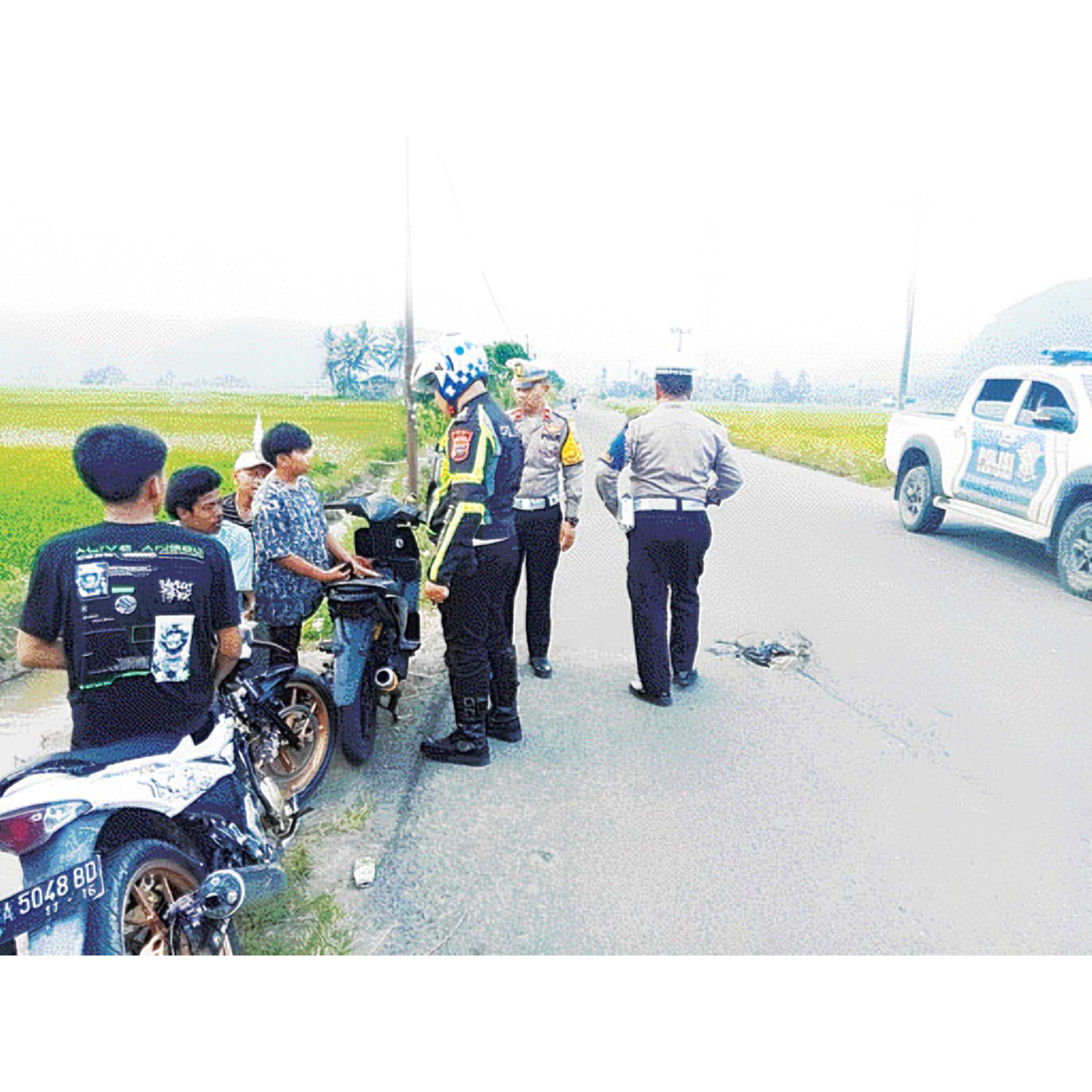 DITERTIBKAN: Petugas Satlantas Polres Limapuluh Kota menertibkan kendaraan roda dua yang tidak menggunakan knalpot standar kemarin.(POLRES LIMAPULUH KOTA UNTUK PADEK)