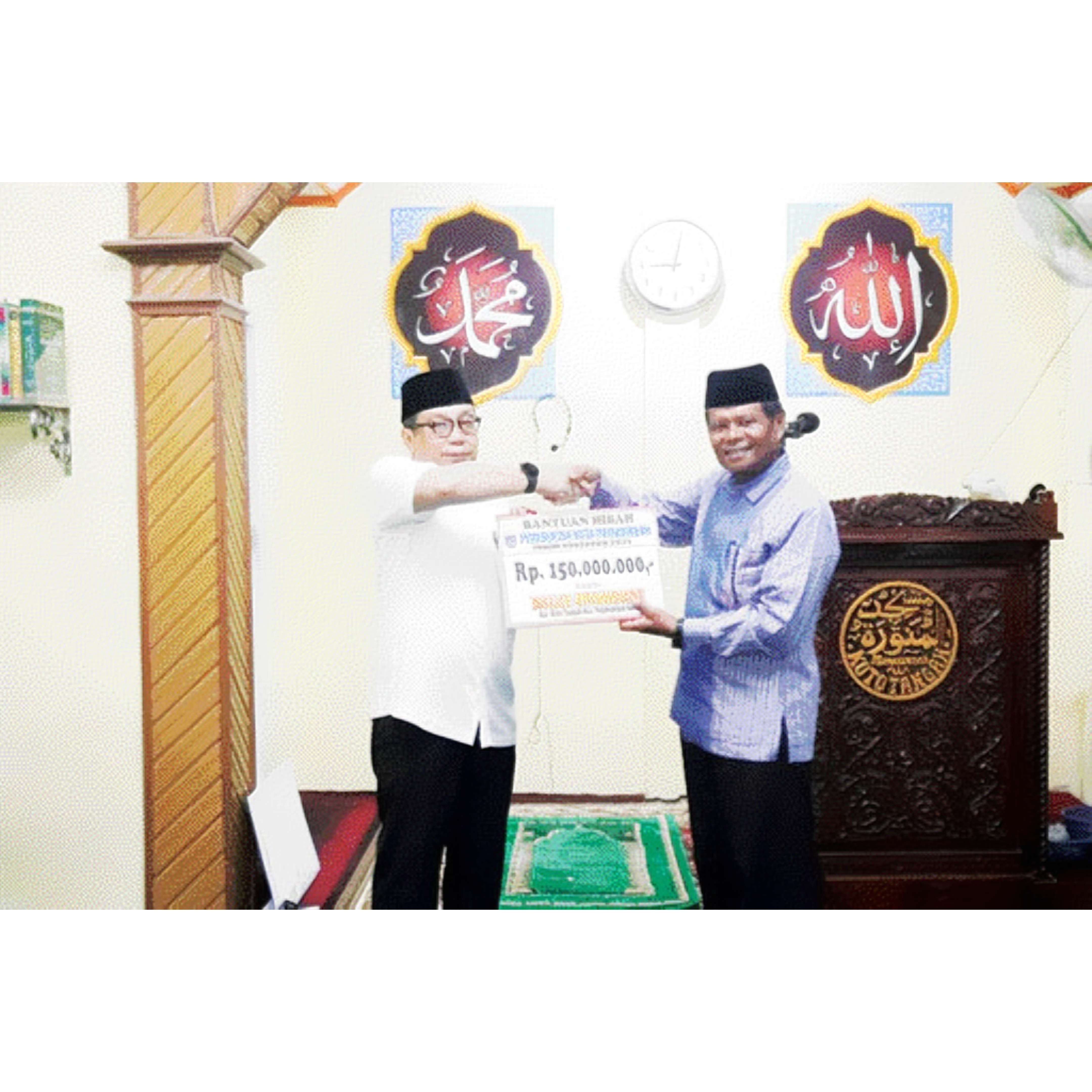 SAFARI: Pj Wali Kota Payakumbuh Jasman menyerahkan bantuan saat kunjungan Safari Ramadhan, Selasa (19/3) malam.(PEMKO PAYAKUMBUH UNTUK PADEK)