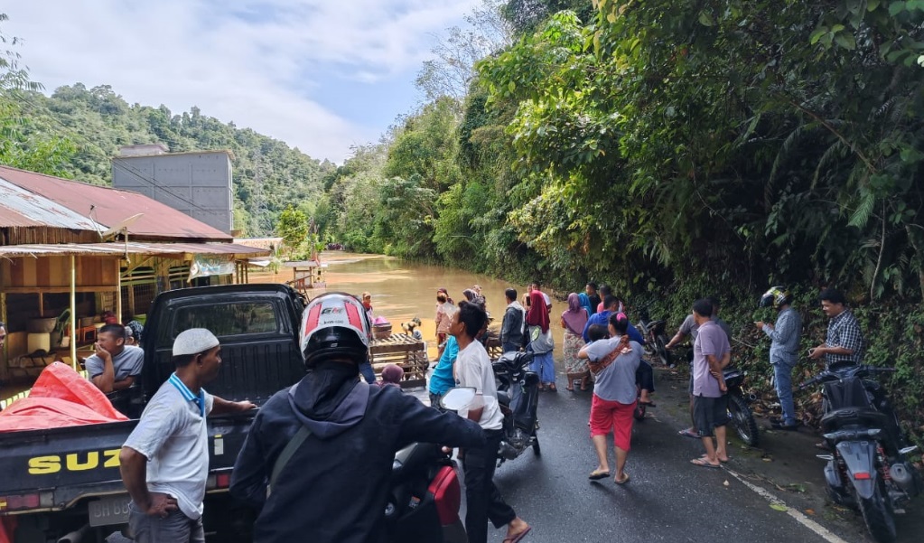 Banjir setinggi 1,5 meter memutus jalan nasional penghubung Kabupaten Merangin dan Kabupaten Kerinci. (Foto: Jambi Ekspres)