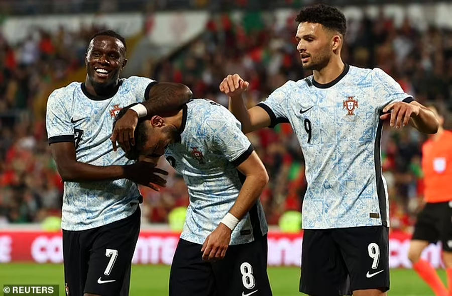 Bruma mengenakan jersey No.7 yang ikonik ketika mencetak gol keempat Portugal dalam pertandingan melawan Swedia. Bruma merayakannya bersama Bruno Fernandes dan Goncalo Ramos. (Foto: Reuters)
