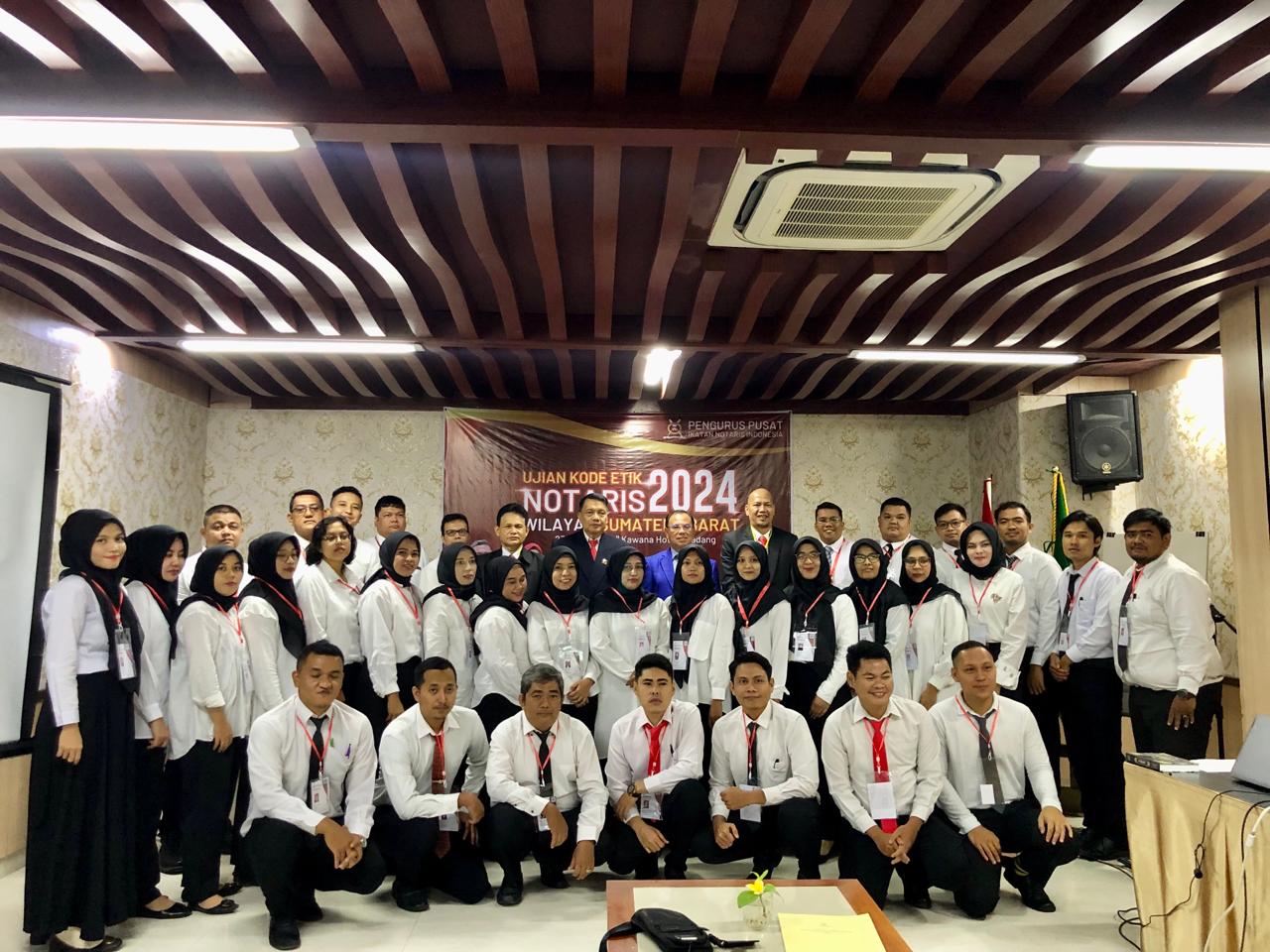 Peserta Ujian Kode Etik Notaris (UKEN) bersama Pengurus Ikatan Notaris Indonesia (INI) Wilayah Sumatera Barat, di Hotel Kawana Padang, Sabtu (23/3/2024). (Foto: INI Sumbar)