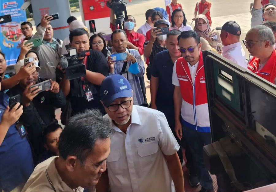 Mendag Zulkifli Hasan bersama Direktur Pemasaran Regional Pertamina Patra Niaga Mars Ega Legowo Putra cek SPBU 34.41345 Tol Jakarta-Cikampek Rest Area KM 42. (Foto: Pertamina Patra Niaga)