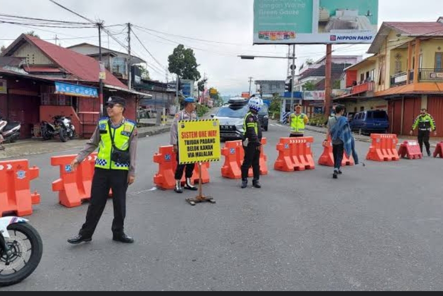 Penerapan jalur satu arah di Bukittinggi tahun lalu. (Foto: Dok. Polres Bukittinggi)