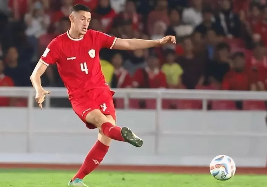 Pemain Timnas Indonesia Jay Idzes menarik perhatian publik saat menjalani laga Indonesia vs Vietnam di SUGBK Senayan, Jakarta. (Foto: Jawapos.com)