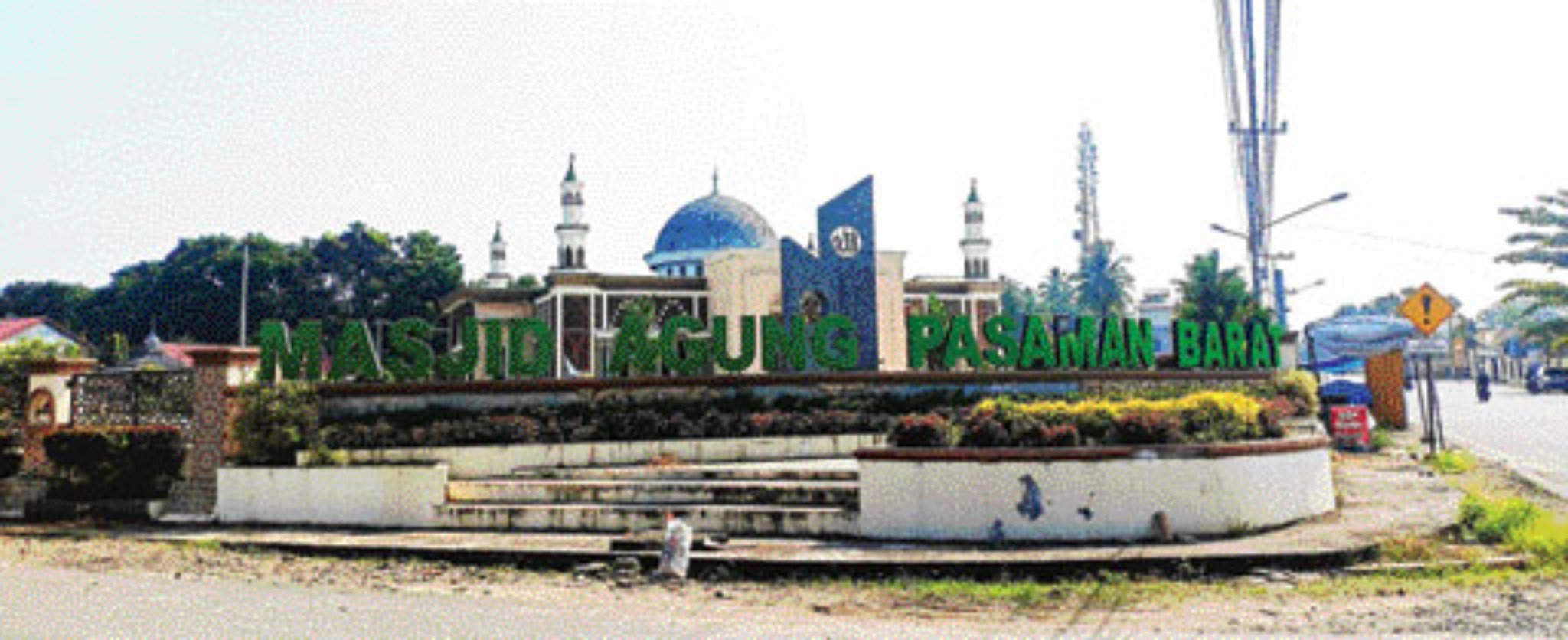 STRATEGIS: Masjid Agung Baitul Ilmi Pasbar dekat dengan kantor bupati, perkantoran, polres di Simpang Ampek, Kecamatan Pasaman.(ROHIMUDDIN/PADEK)