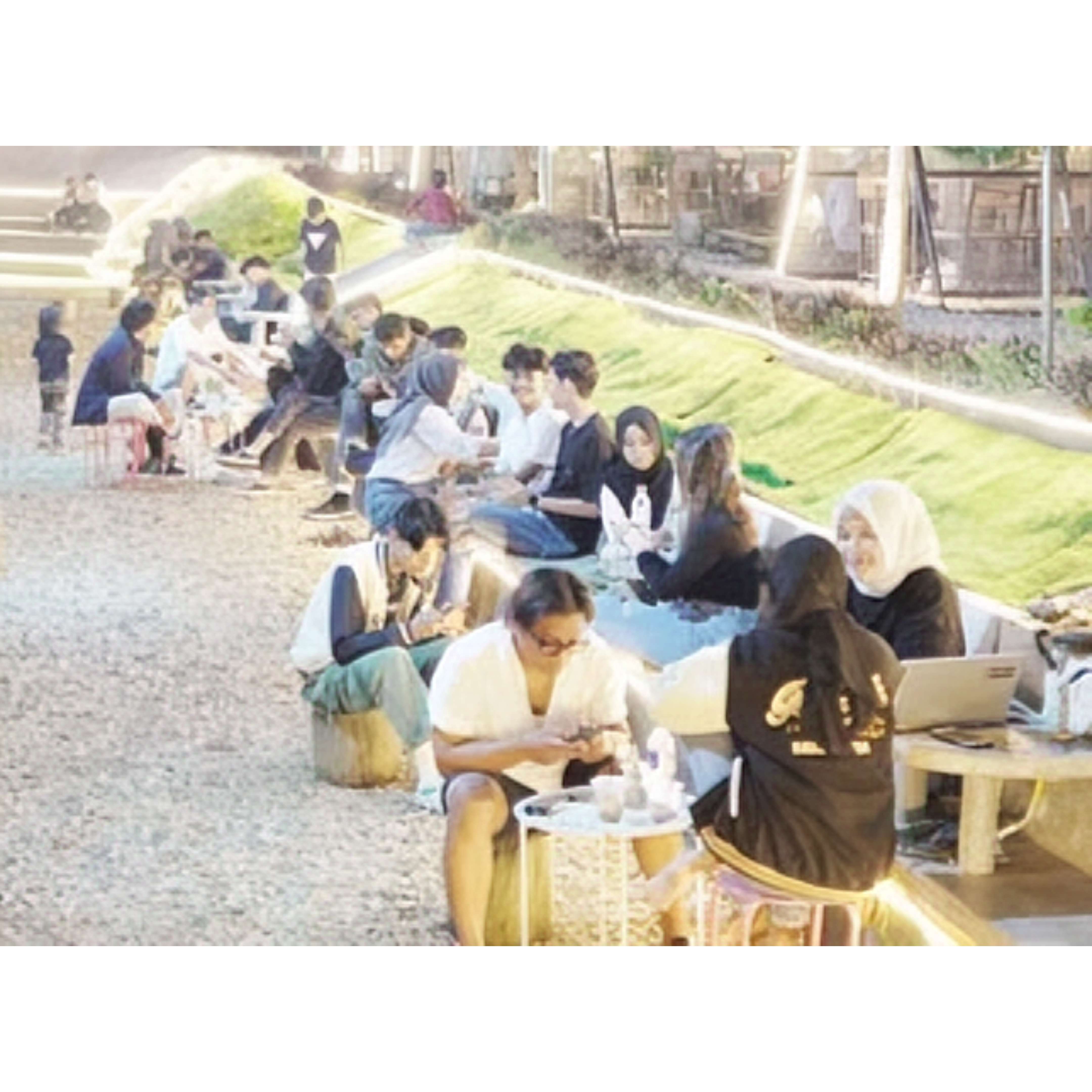 NYAMAN DAN UNIK: Pengunjung menikmati suasana malam di Camperia Cafe & Space, kemarin.(DOK PRIBADI)