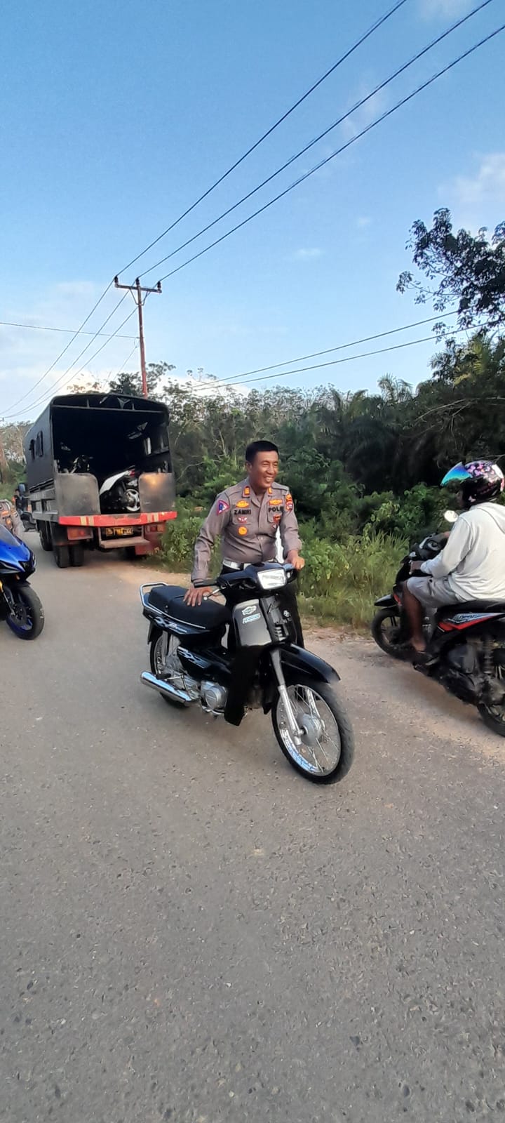 DITERTIBKAN: Kasat Lantas Polres Dharmasraya AKP Zamrinaldi menggiring satu unit sepeda motor sebagai barang bukti.(POLRES DHARMASRAYA UNTUK PADEK)