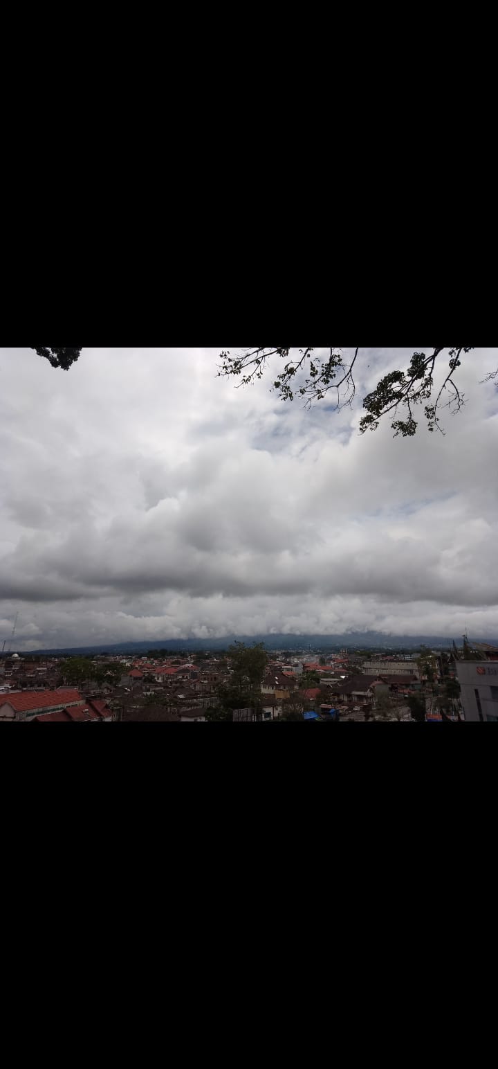 MULAI MELANDAI: Gunung Marapi diselimuti kabut dilihat dari Kota Bukittinggi, Minggu (24/3).(RIAN AFDOL/PADANG EKSPRES)