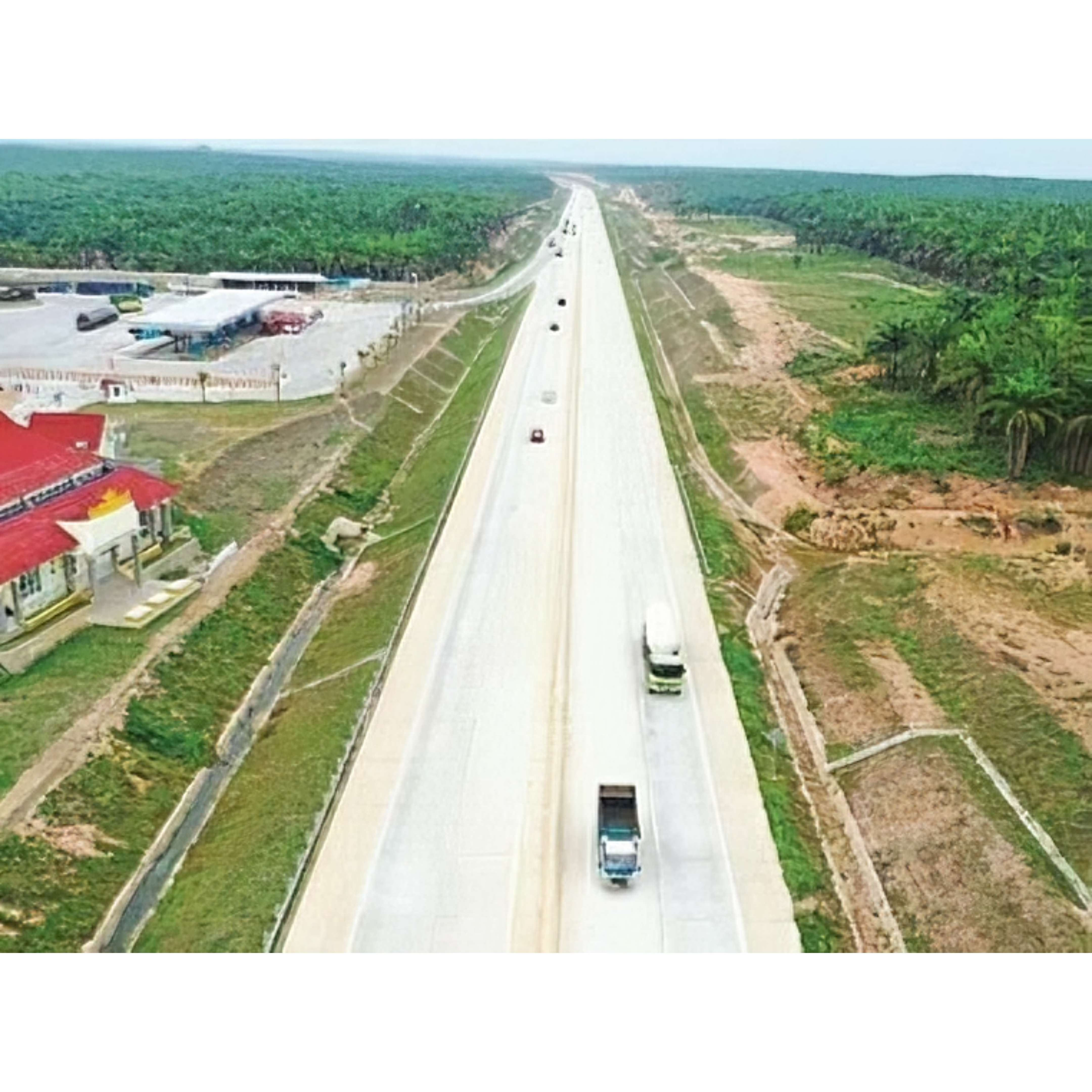 DAPAT KERINGANAN: Suasana lalu lintas di Tol Terbanggi Besar- Pematang Panggang-Kayu Agung beberapa waktu lalu. Ruas ini dipertimbangkan untuk mendapatkan diskon tarif saat libur Lebaran.(DOK HK)