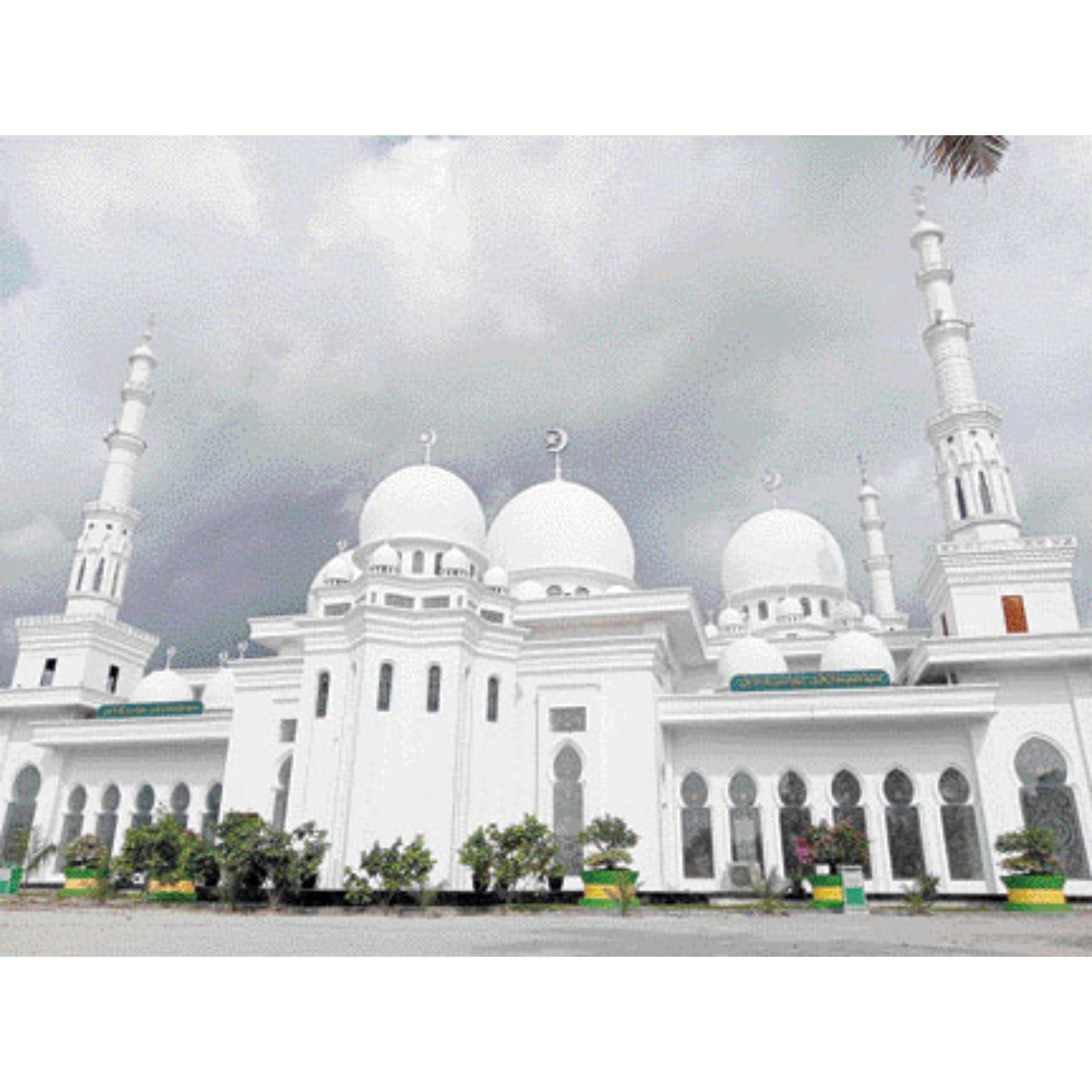 MEGAH DAN IKONIK: Sisi depan gerbang Masjid Jamik Hasanuddin Sabbihisma Rabbikal A&rsquo;kla, kemarin. Desain masjid ini diadopsi oleh Arsitek Suhaimi Harmia, dari Masjid Agung Syekh Zayed.(ARIS PRIMA GUNA