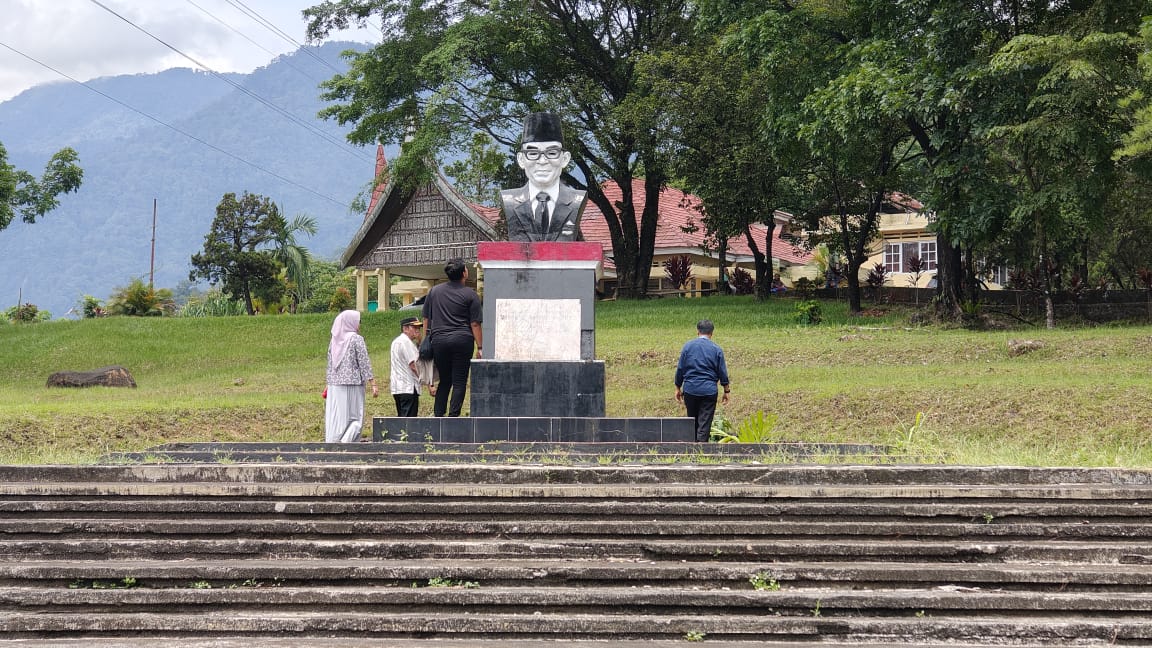 Tim mengunjungi potensi wisata alam kelas dunia Tahura Bung Hatta Padang.