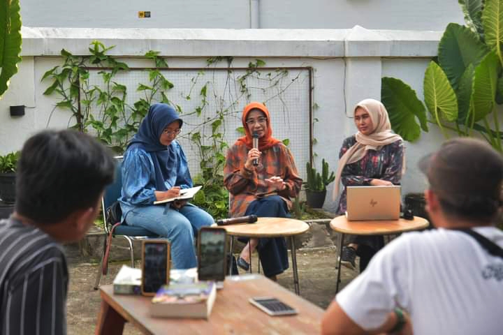 Talk Show: Sekko Sawahlunto paparkan beberapa konsepsi penyemangat di hadapan peserta &ldquo;Diskusi Kolam Kopi&rdquo; di Rumah Kreatif BUMN Sawahlunto, Senin (25/3). (Kominfo Sawahlunto for Padek)