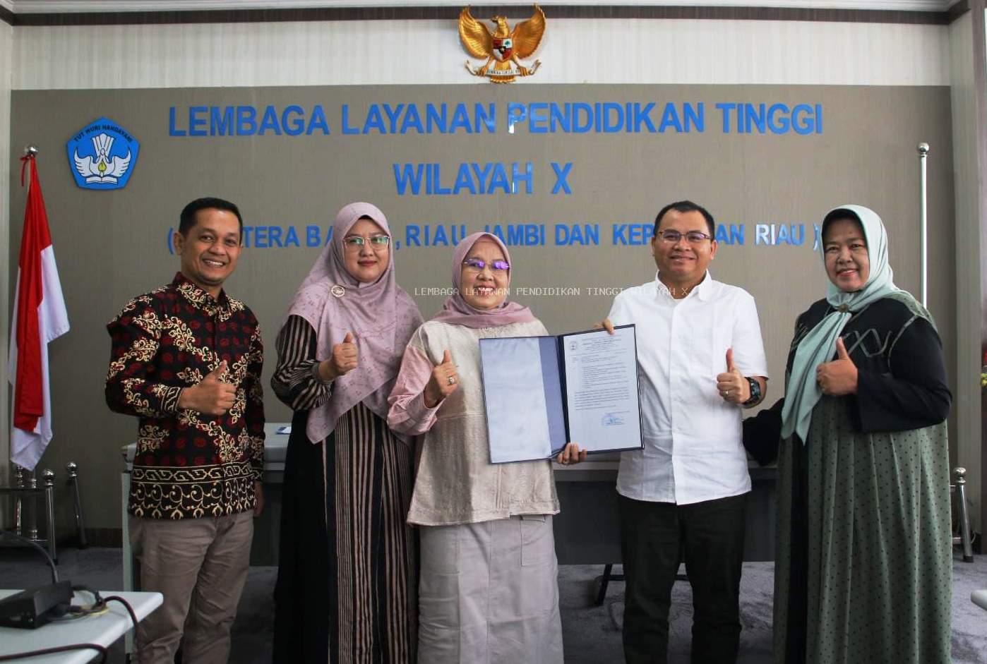 epala LLDIKTI Wilayah X Afdalisma didampingi Kepala Bagian Umum Rahmi menyerahkan 1 SK Perubahan Bentuk PTS dan 3 Izin Pembukaan Program Studi di ruang sidang lantai 2, Jumat (15 /3/2024)