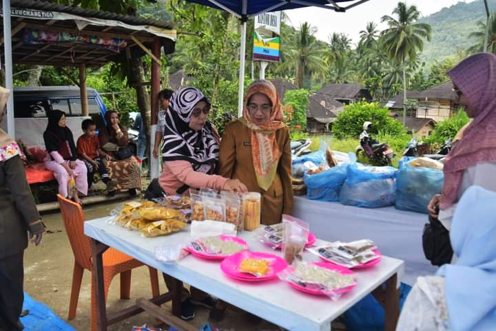 TERBANTU: Operasi pasar pangan di Desa Silungkangtigo, Kecamatan Silungkang yang digelar Pemko Sawahlunto menyediakan berbagai bahan pangan dengan harga lebih terjangkau.(PEMKO SAWAHLUNTO)