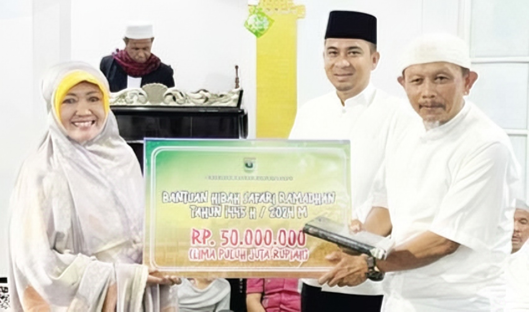 RAMADHAN: Ketua Tim Safari Ramadhan Provinsi yang juga Rektor UIN Imam Bonjol Prof Martin Kustati menyerahkan bantuan kepada pengurus Masjid Al Muhajirin di Kota Solok.(DISKOMINFO SUMBAR)