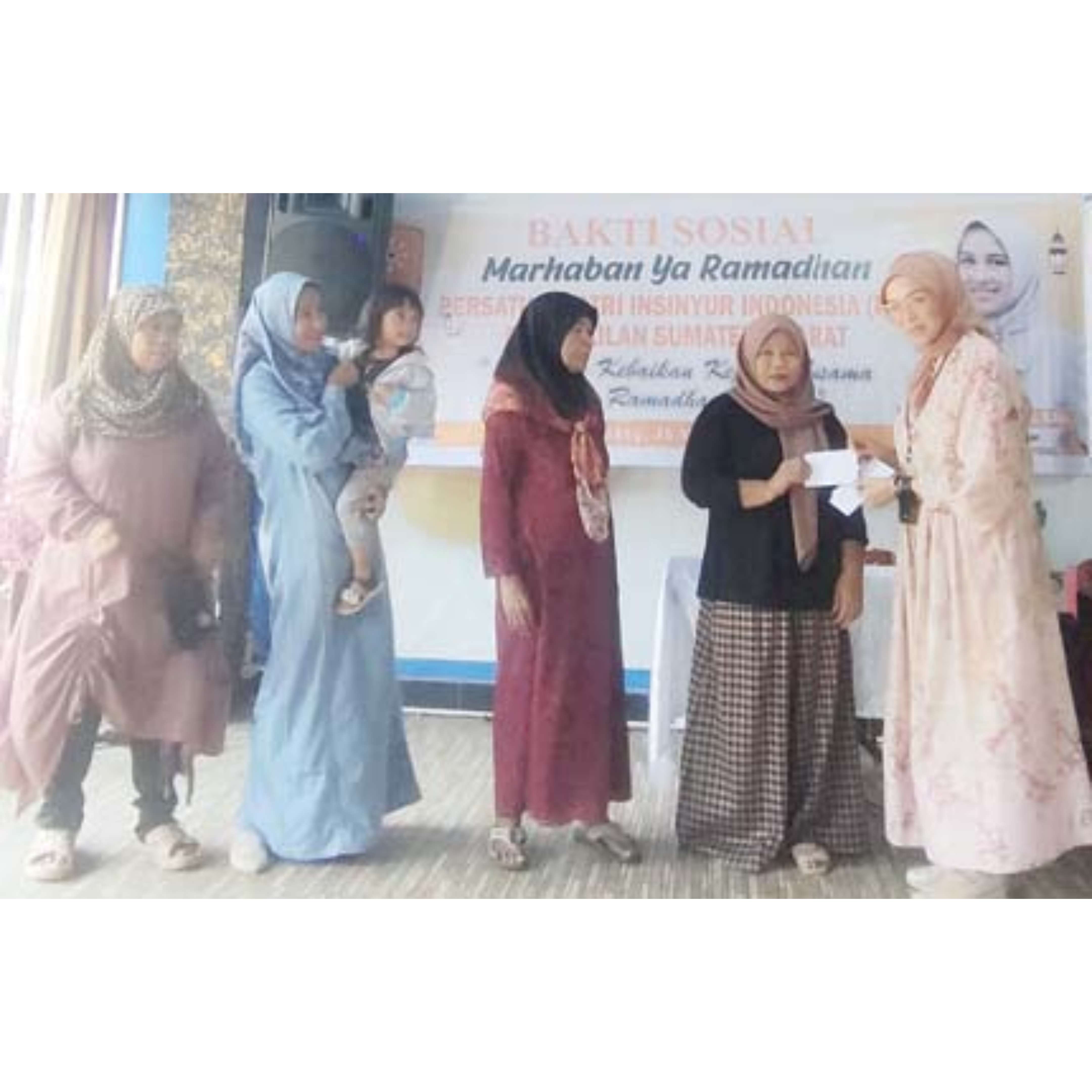 BERBAGI: Pengurus PII Sumbar menyerahkan bantuan sosial kepada 36 kepala keluarga fakir miskin dan orang tidak mampu, di Padang, Selasa (26/3).(DOK PII SUMBAR)